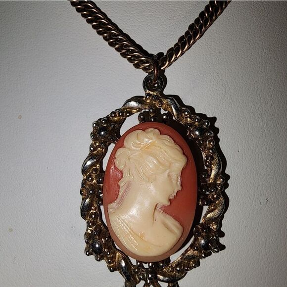 Vintage Art Nouveau Cream Cameo Necklace 14" - Picture 2 of 5